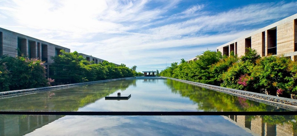 Hotel de la Paix - Reflective pond